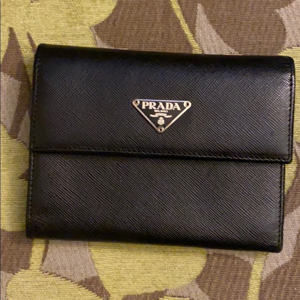 Black prada saffiano leather wallet